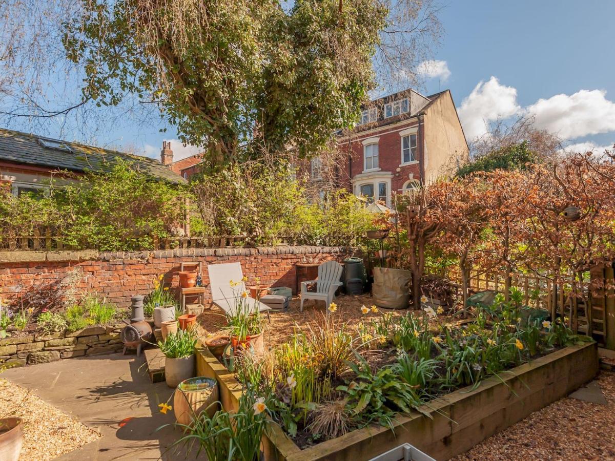 Pass The Keys Wonky Cottage With Amazing Garden Leeds  Exterior photo