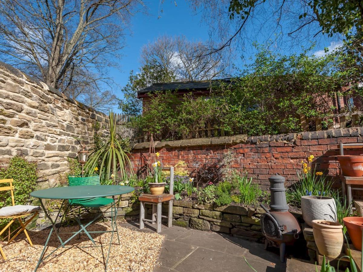 Pass The Keys Wonky Cottage With Amazing Garden Leeds  Exterior photo