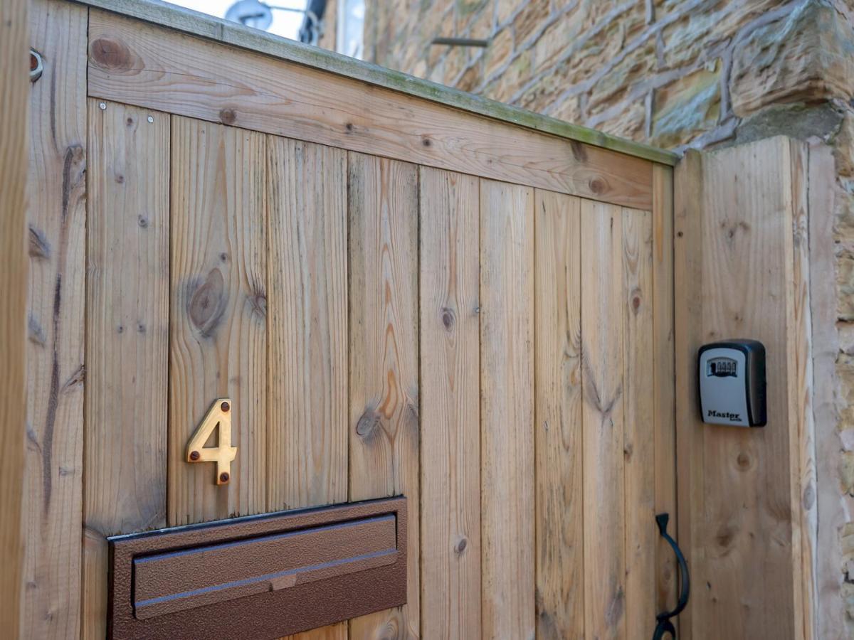 Pass The Keys Wonky Cottage With Amazing Garden Leeds  Exterior photo
