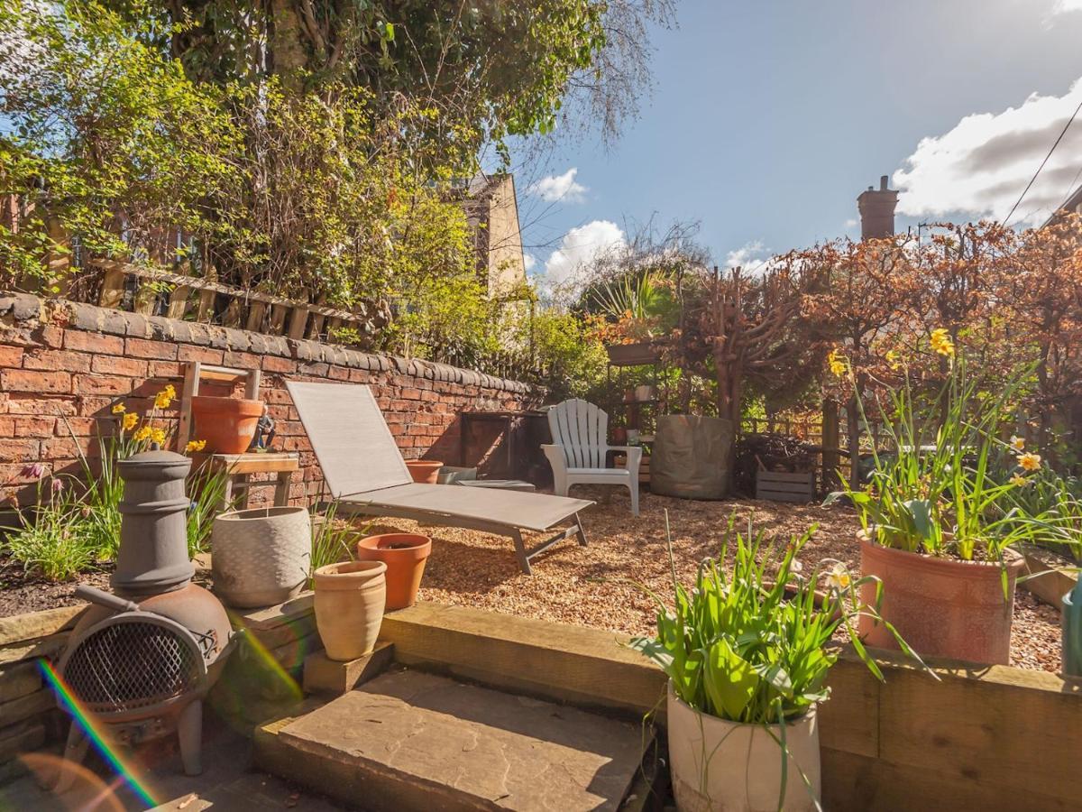 Pass The Keys Wonky Cottage With Amazing Garden Leeds  Exterior photo