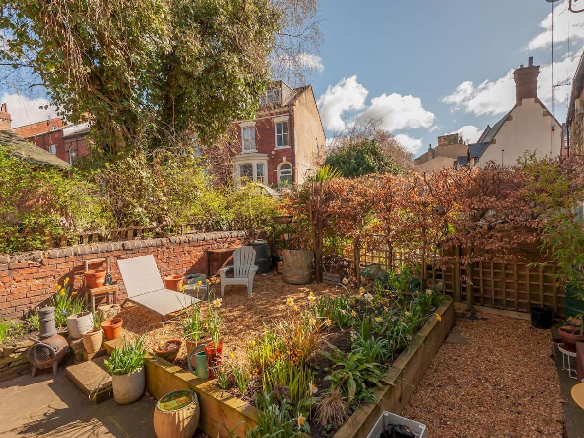 Pass The Keys Wonky Cottage With Amazing Garden Leeds  Exterior photo