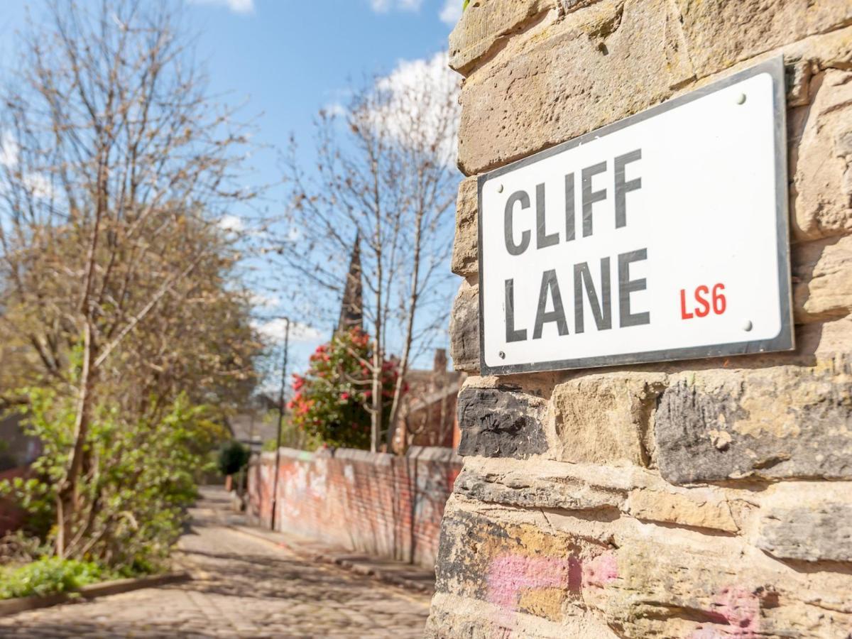 Pass The Keys Wonky Cottage With Amazing Garden Leeds  Exterior photo